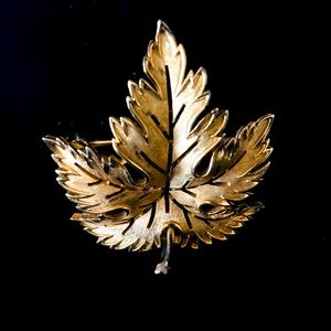 Vintage Crown Trifari Gold Tone Maple Leaf Brooch
